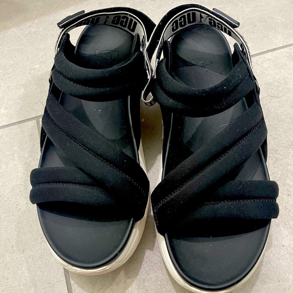 UGG La Sun Platform sandals size 8